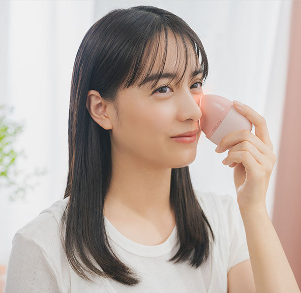 Rose Lumi を顔に当てる女性